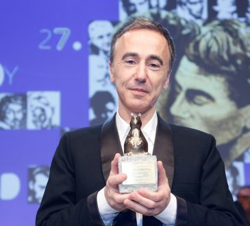 Sébastien Lifshitz reçoit le Teddy Award (Berlinade) pour le documentaire "Bambi" avec Marie-Pierre Pruvot